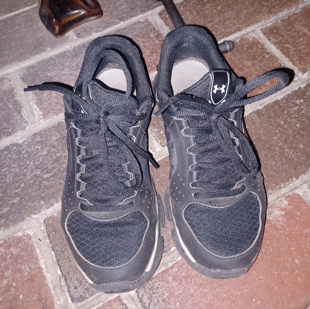 Kids Size 4 Under Armour Sneakers